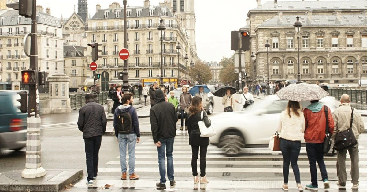 「フランス人は雨の日に傘をささない」は本当？ パリで見た「雨の日」のリアル