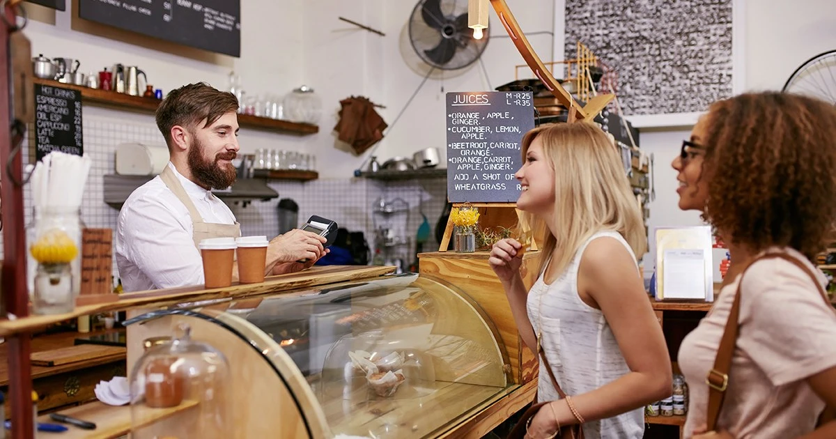 英語で「氷を少なめで」「ミルク多めで」は何て言う？ 少なめ・多めの英語表現