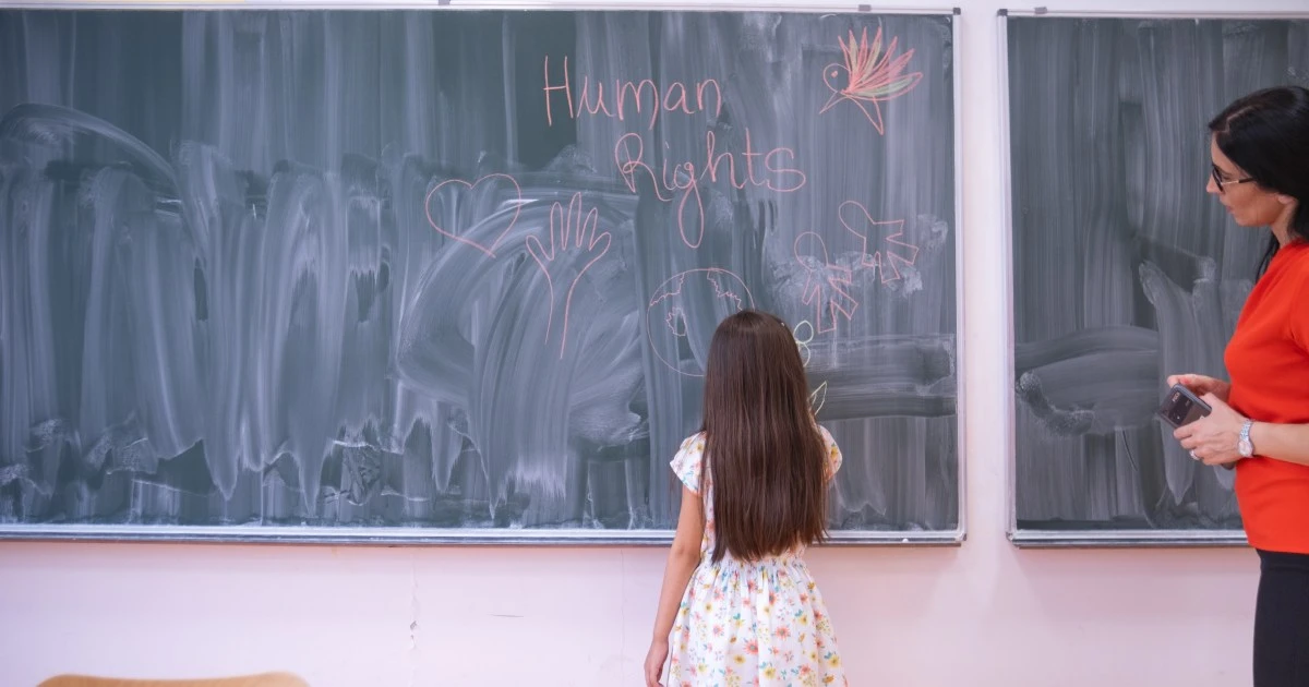 「学校で子どもが延々と1人で単純作業」…発達障害をもつ子ども達が直面する教育現場での「合理的配慮の落とし穴」と「同調圧力」