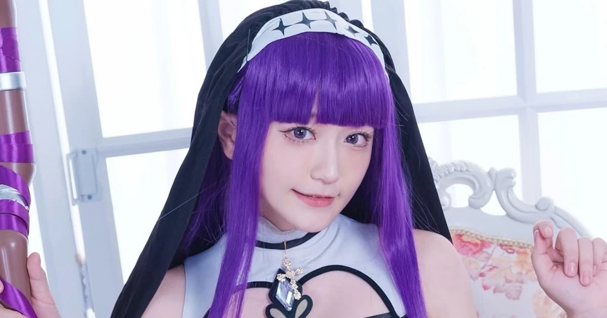 「清純キャラのフェルンが過激すぎる…！」香港美女コスプレイヤーが魅せる《網タイツ×ガーターベルトの鉄板コラボ》に理性大崩壊
