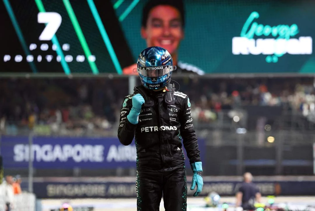 Russell spring voor weg in sy Mercedes