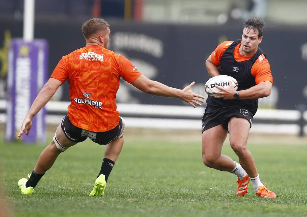 Haaie pak Saracens in voorseisoense stryd in Durban