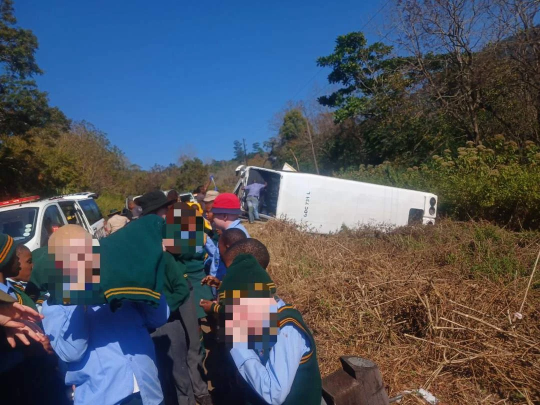 Skoolbus wat in Magoebaskloof van pad loop, se remme het dalk onklaar geraak