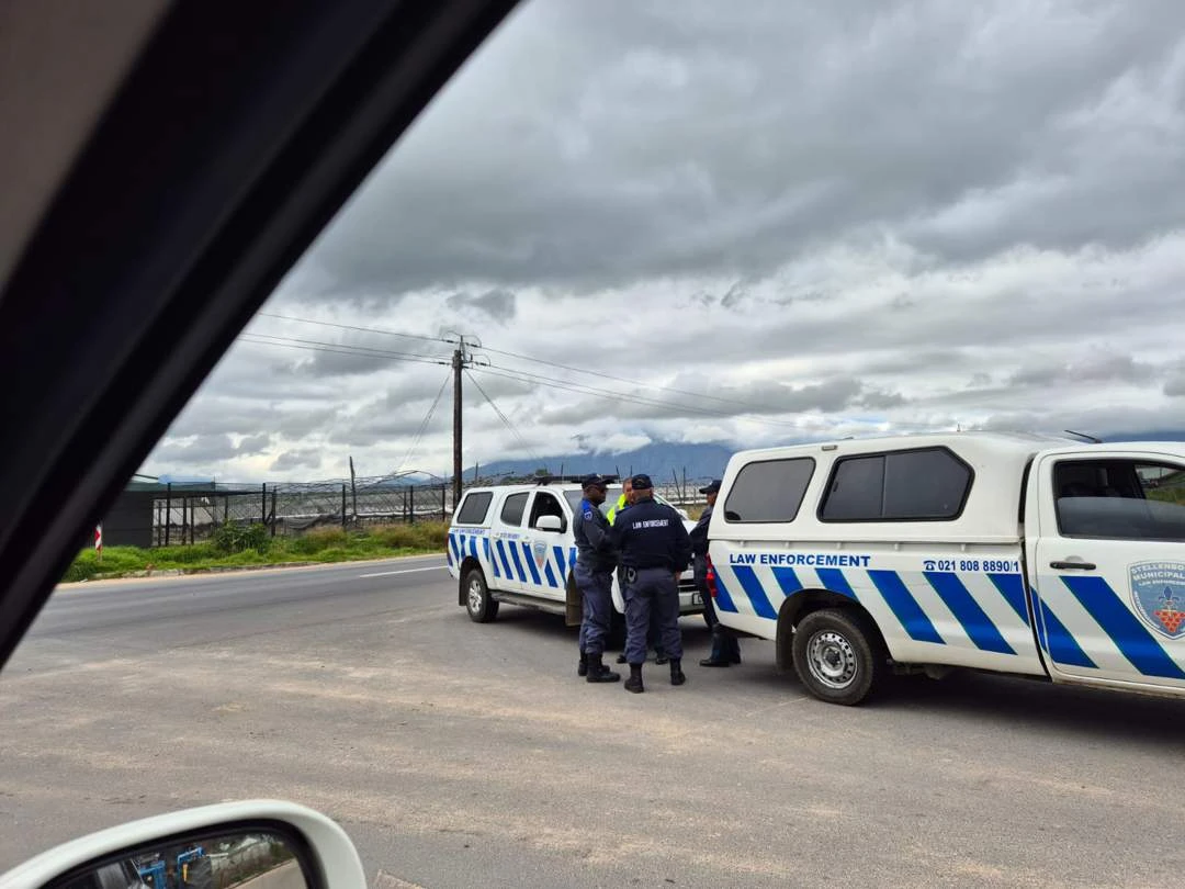 Inwoners ontstig oor skote op aarbeiplaas wat S’bosch ‘erger as Gasa’ laat klink