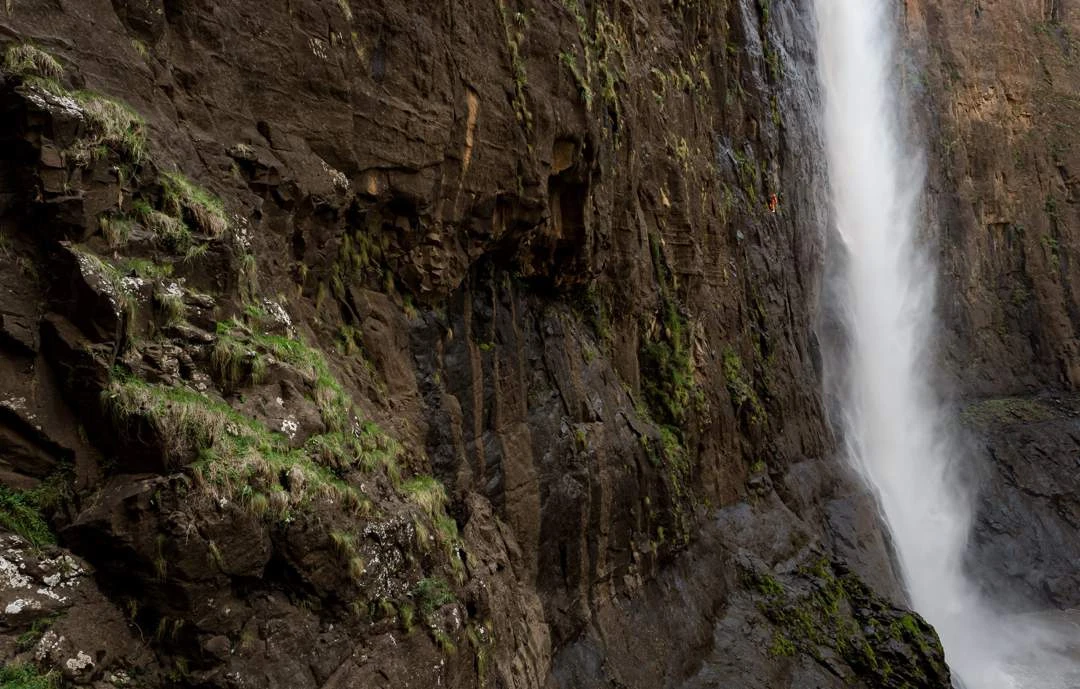 Kyk mooi: Sien jy die abseiler in dié foto?