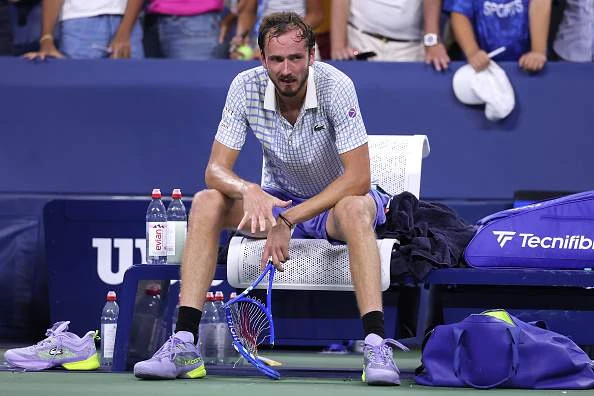 Kwaaitjie van die baan: Medvedev het professionele hulp nodig, sê Becker