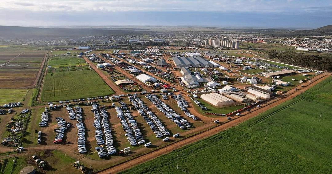 Die boere sit-sit so al die pad na Bredasdorp