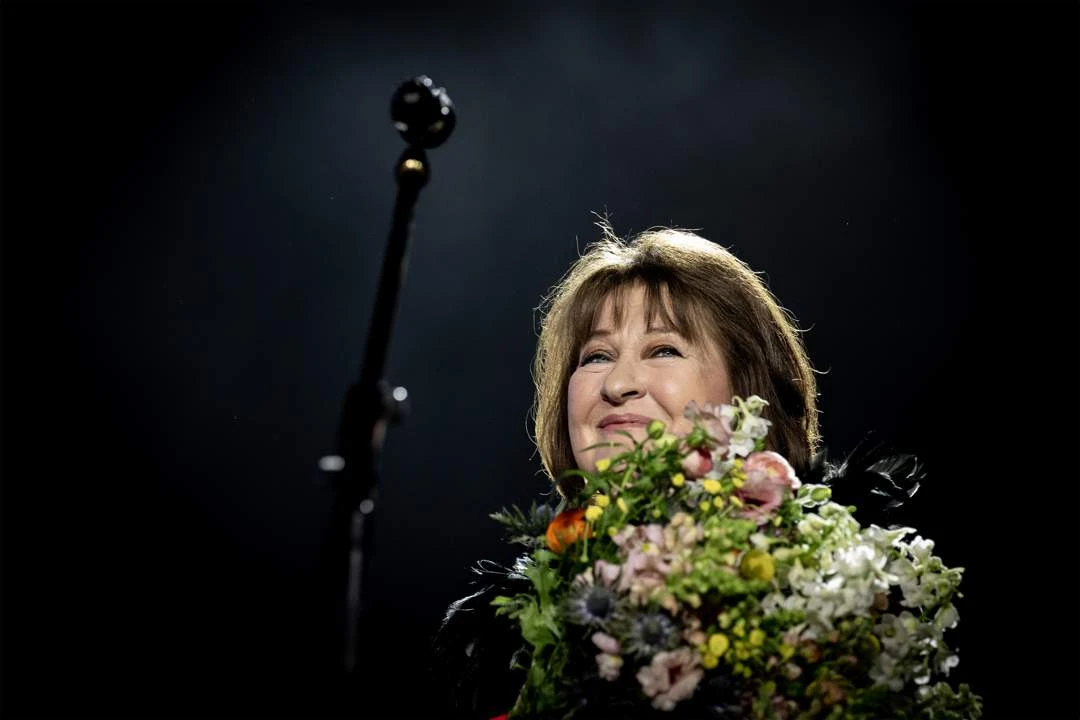 Laurika Rauch skouspelagtig op Afrikaans is 100 Jaar Groot gegroet