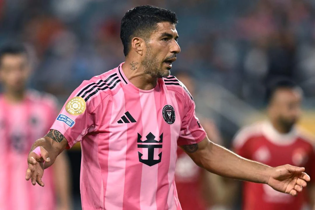 Stout seun Suárez wéér geskors vir voorval op veld