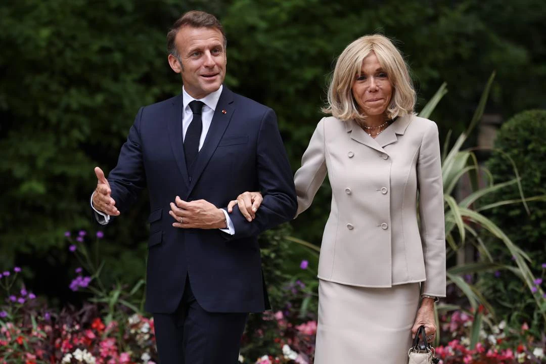 Macrons wil ‘wetenskaplike bewyse’ dat Brigitte ’n vrou is aan hof voorlê