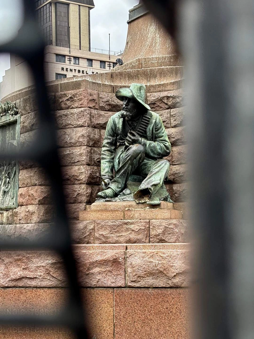 Boerekryger se voet verdwyn, FAK NWU-kampus geweier; ‘Afrikaner onder beleg’