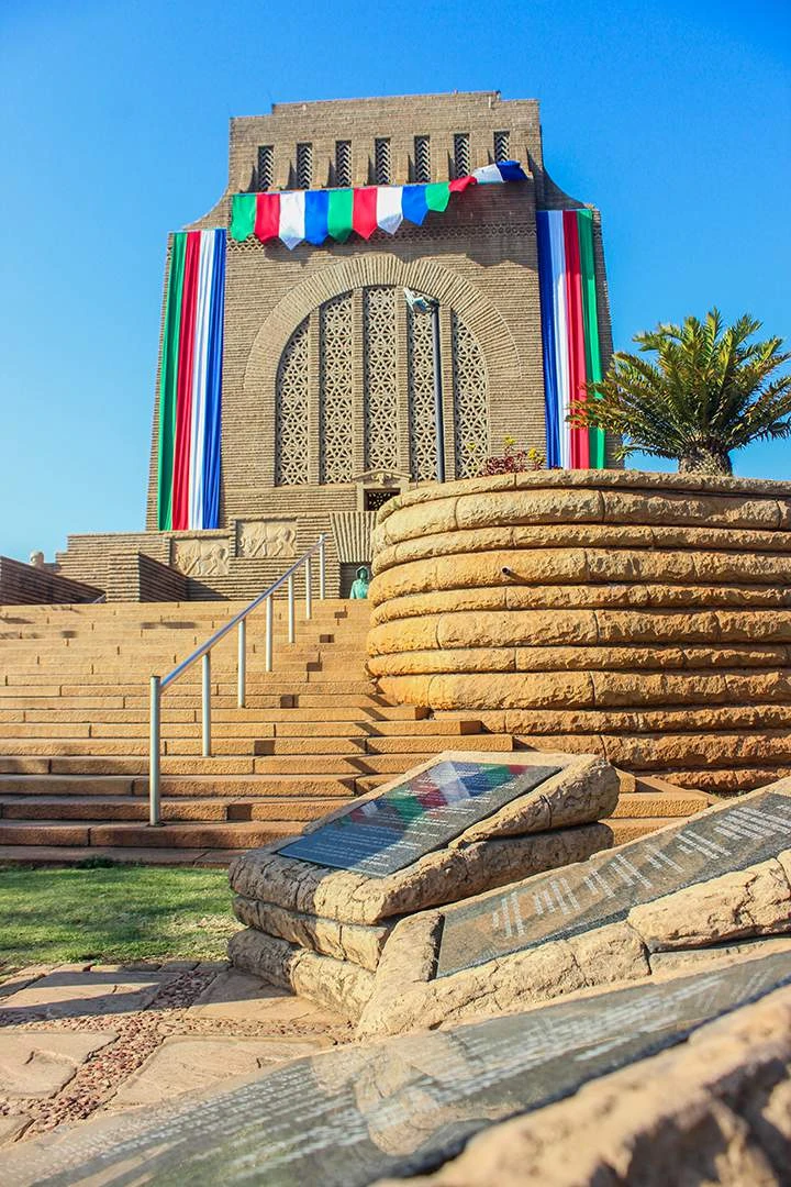 Monument in 4 kleure van ZAR getooi om Paul Kruger te herdenk