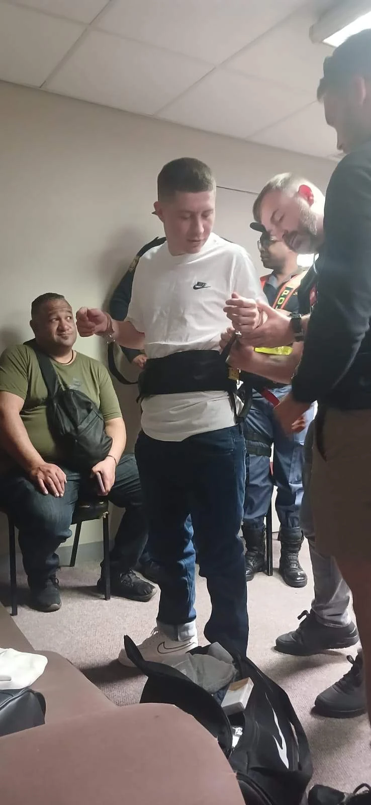 Brit in boeie terug huis toe ná stryd teen uitlewering misluk