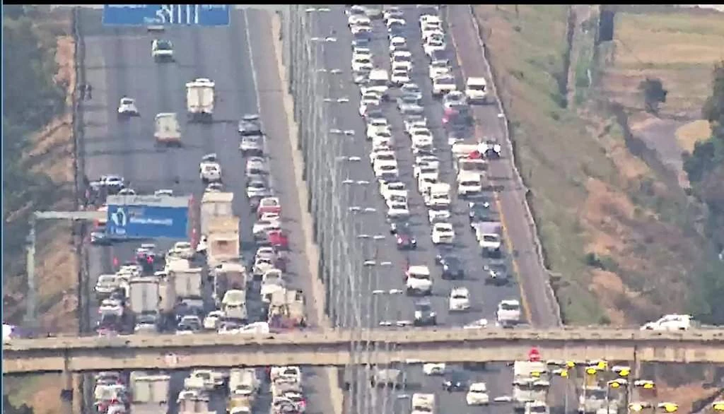 Verkeerschaos: Twee dood toe vragmotor met kookolie op N1 in Jhb omslaan