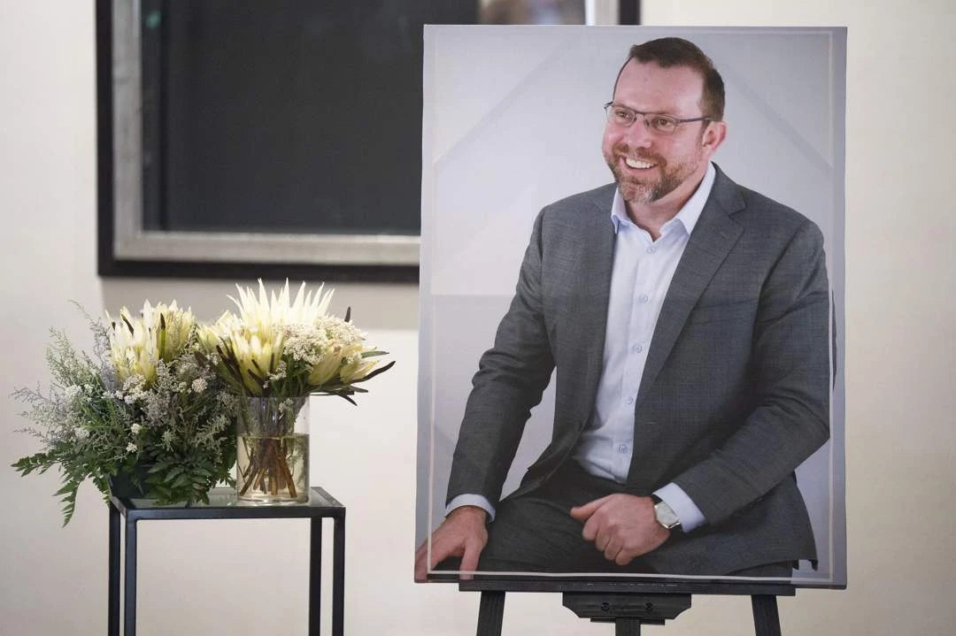 ‘Ons seun is uitgehaal’ – Bouwer van Niekerk se pa by gedenkdiens