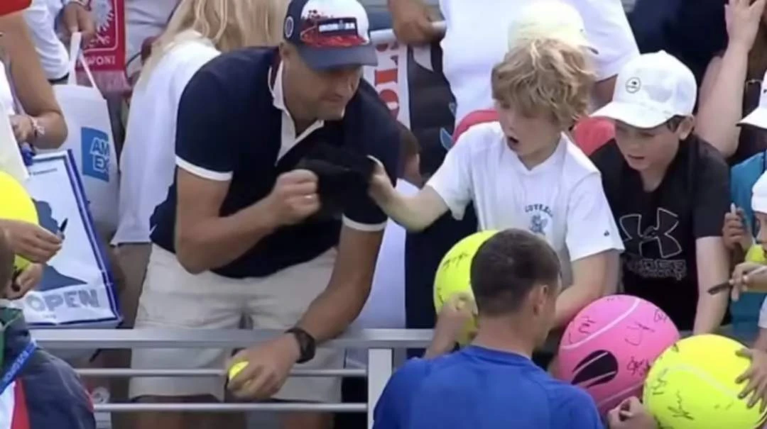 Miljoenêr kry wind van voor nadat hy tennisster se pet voor kind se neus wegraap
