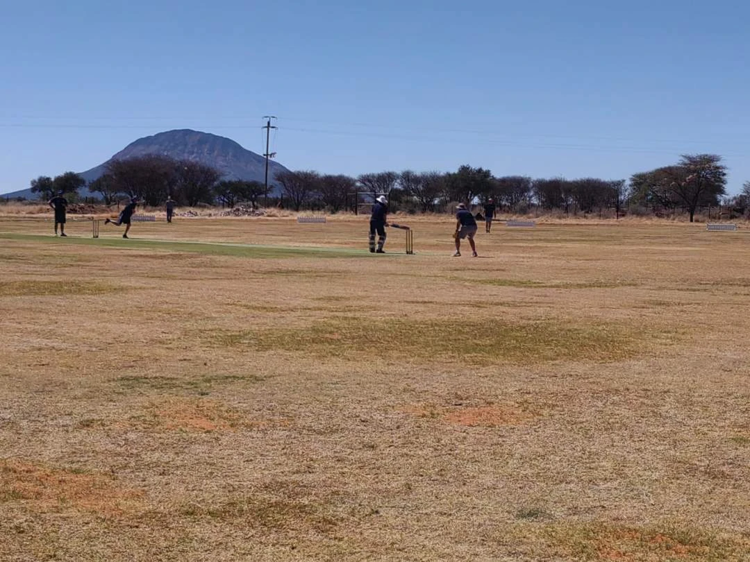 Stellenbossers vier reünie met boskrieket in middel van Namibiese bosveld
