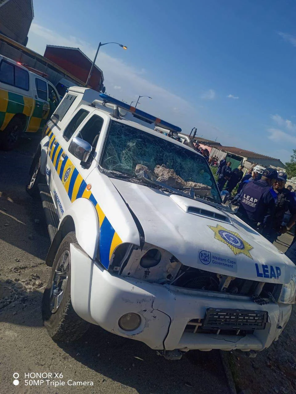 11 in hof wat glo Leap-beamptes in Valhalla Park aanval, beroof