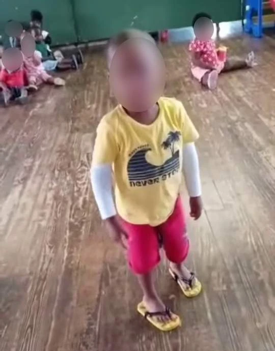 Onnie maak video van kleuter wat p-woord rondgooi