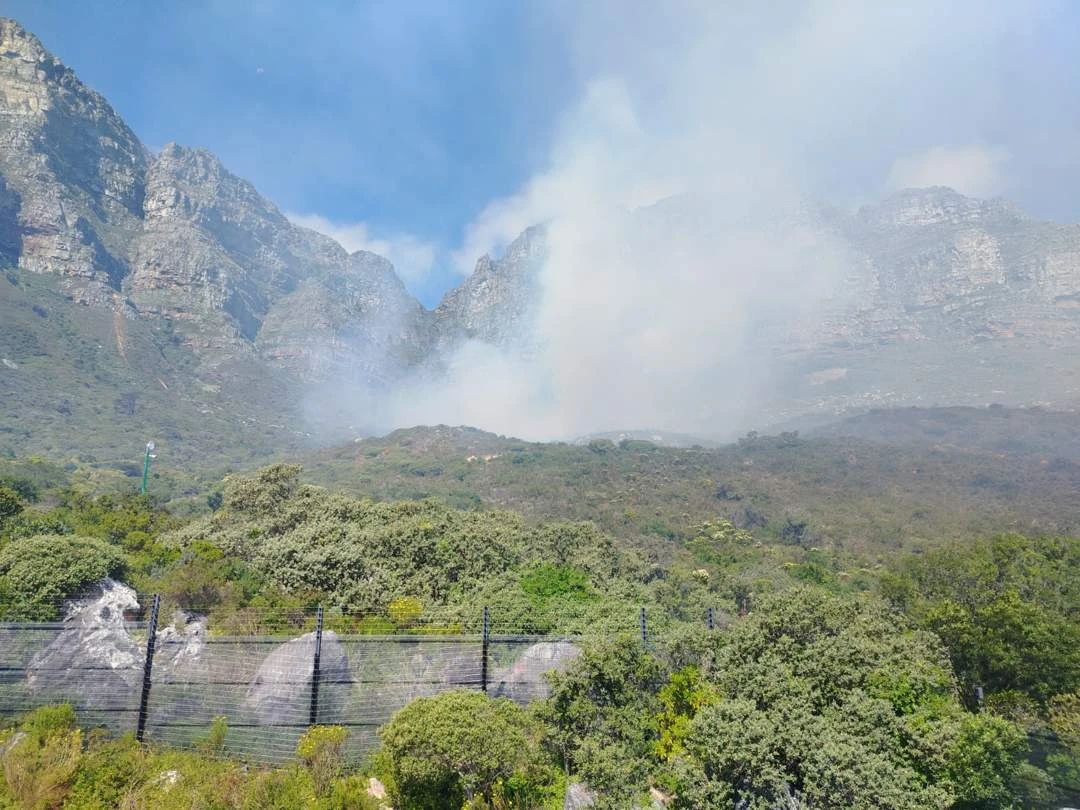 Brande breek kort ná mekaar in Kaapstad uit; warm weer voorspel