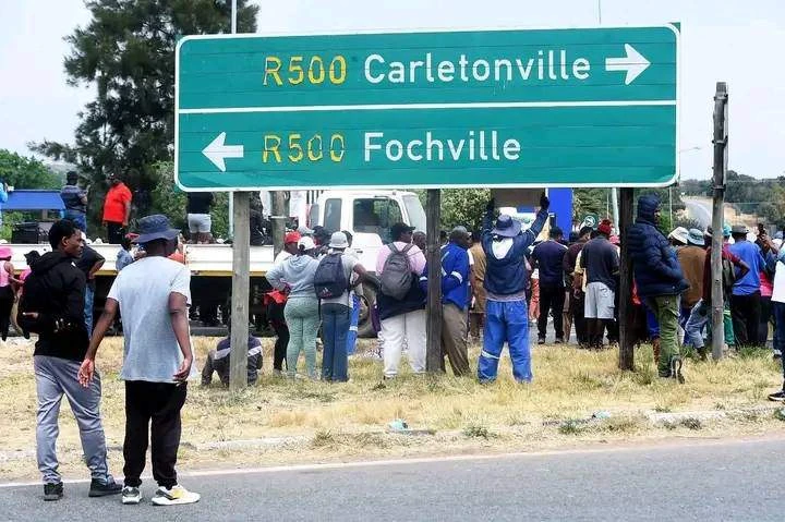 Rubberkoeëls vlieg toe betogende Fochvillers N12 wil oorsteek