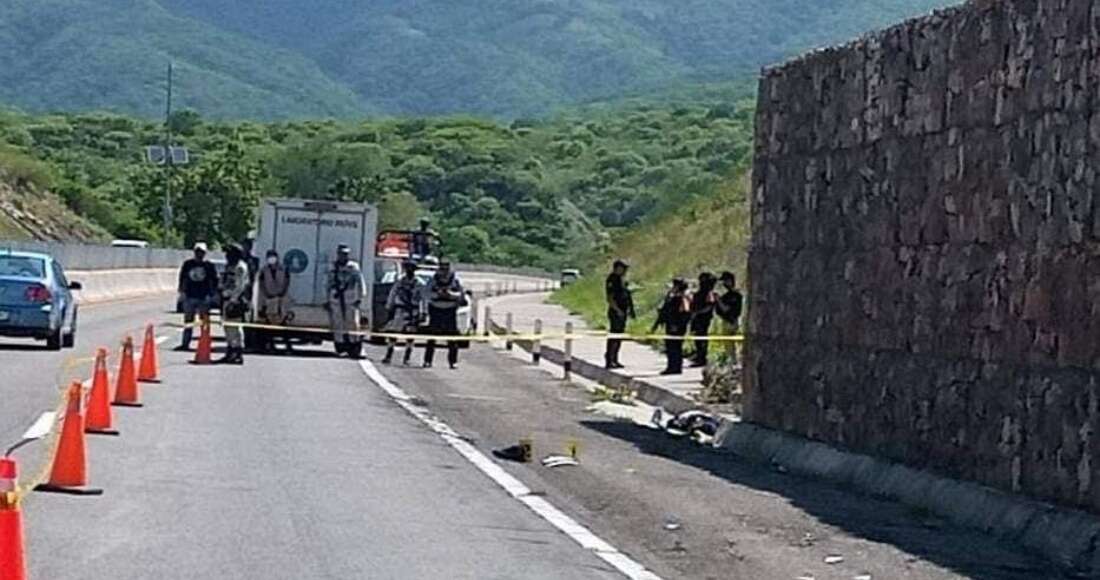 Autoridades localizan a 2 personas sin vida en carretera de Acapulco; dejan mensaje