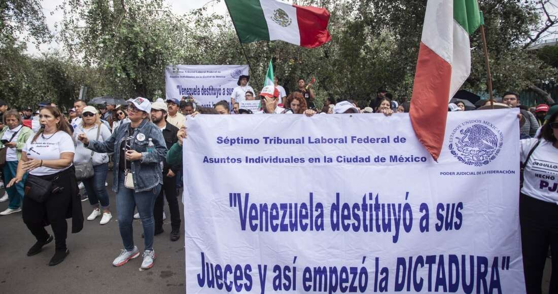 Trabajadores del PJF protestan en el INE ante el arranque del proceso electoral