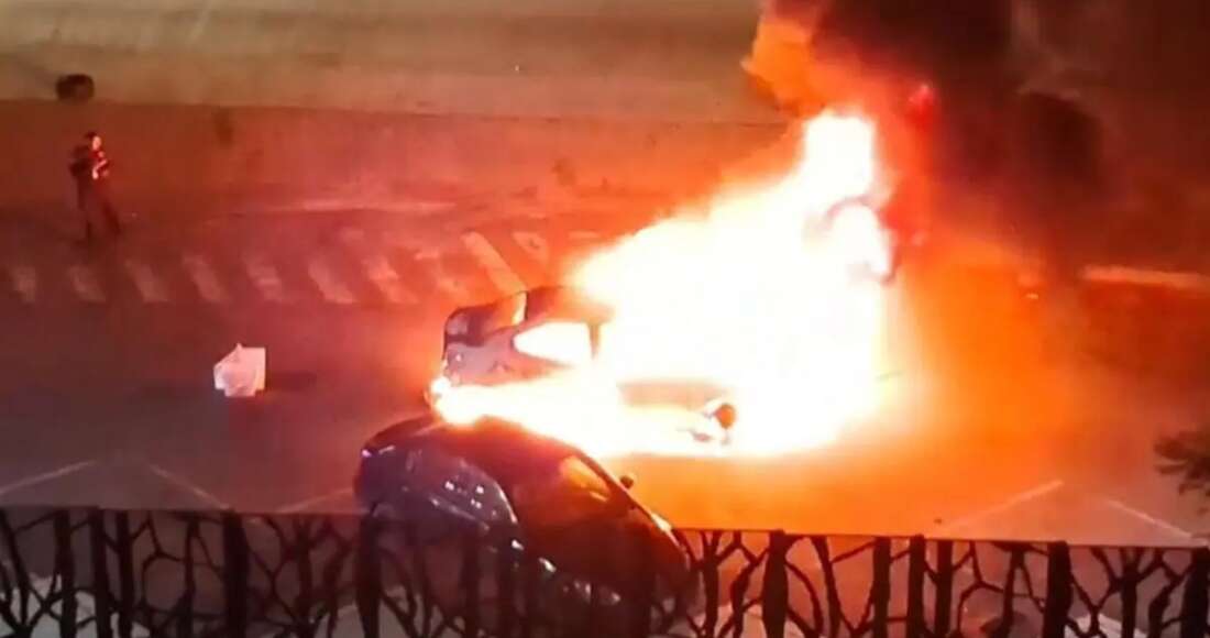 Comando incendia un auto frente al C5 de Puebla y deja una hielera con restos humanos