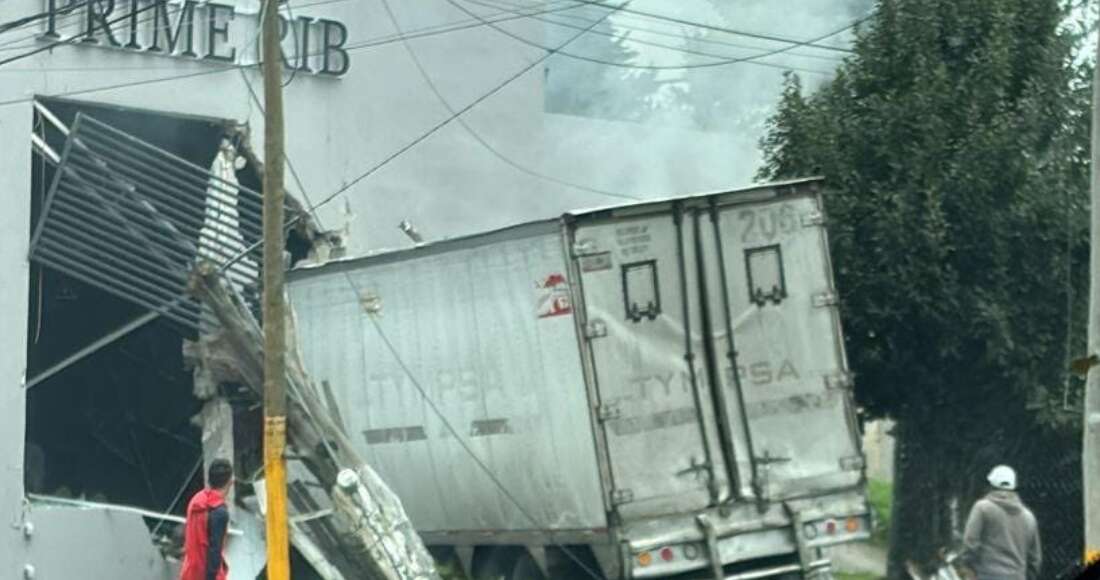 Trailer pierde el control en la carretera México-Toluca; hay al menos dos muertos