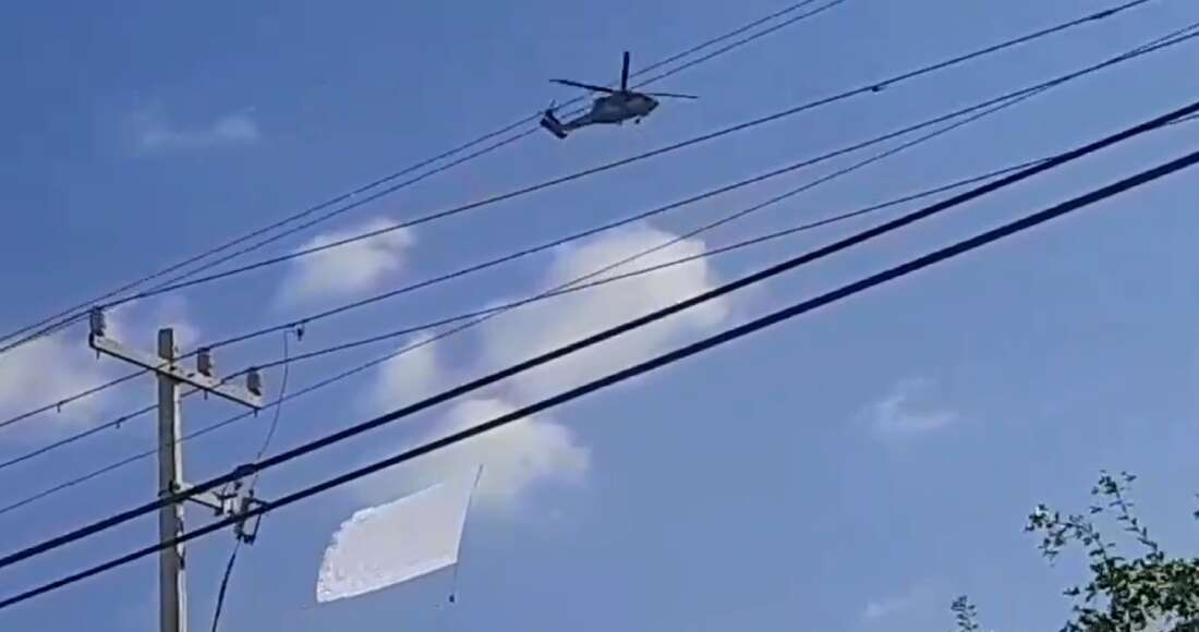 VIDEO ¬ Aeronave de Sedena con pendón blanco despista a Culiacán; era un ensayo, dice