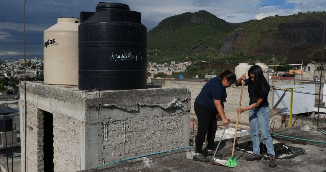 Mujeres se organizan para captar agua de lluvia y afrontar la sequía en Iztapalapa