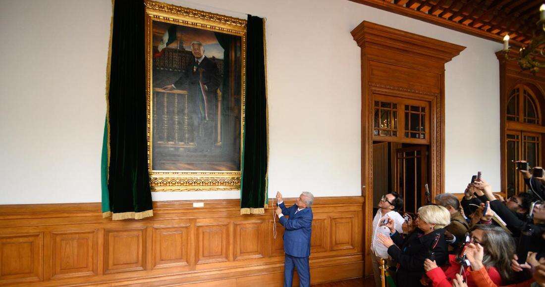 El Presidente devela retrato portando bastón de mando y con un Zócalo lleno de gente