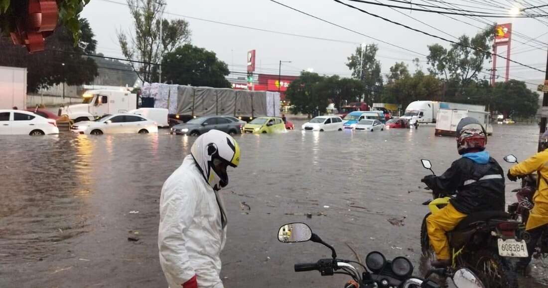 Las fuertes lluvias en municipios mexiquenses provocan inundaciones y caos vial