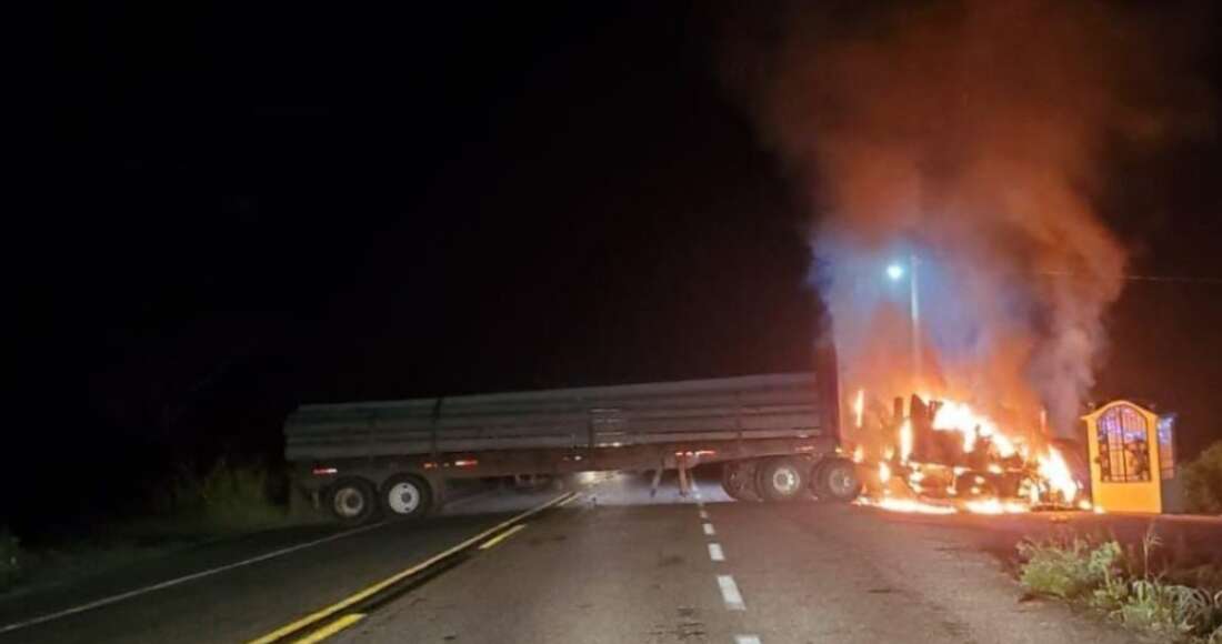 Un grupo armado irrumpe en Tecpan, Guerrero, y desata bloqueos y quema de vehículos