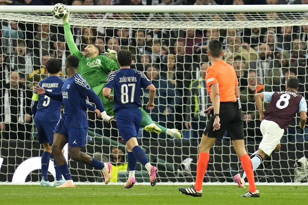 El PSG sobrevive en Birmingham colgado de Donnarumma