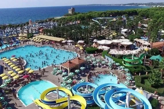 Un niño de 7 años se cae de un tobogán de un parque acuático en Italia: se temen posibles lesiones cerebrales ocasionadas por el accidente