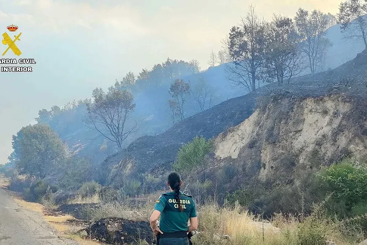 Varios vecinos de Cabezabellosa (Extremadura) se niegan a ser desalojados por el incendio