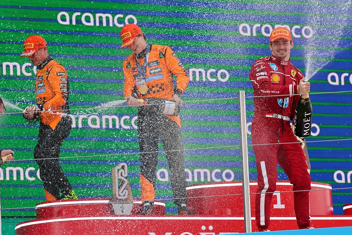 Verstappen pierde los papeles y Alonso suma al fin en Montmeló