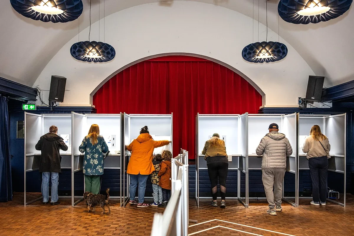 Alta participación en unos reñidos comicios entre progresistas y ultraderecha en Países Bajos