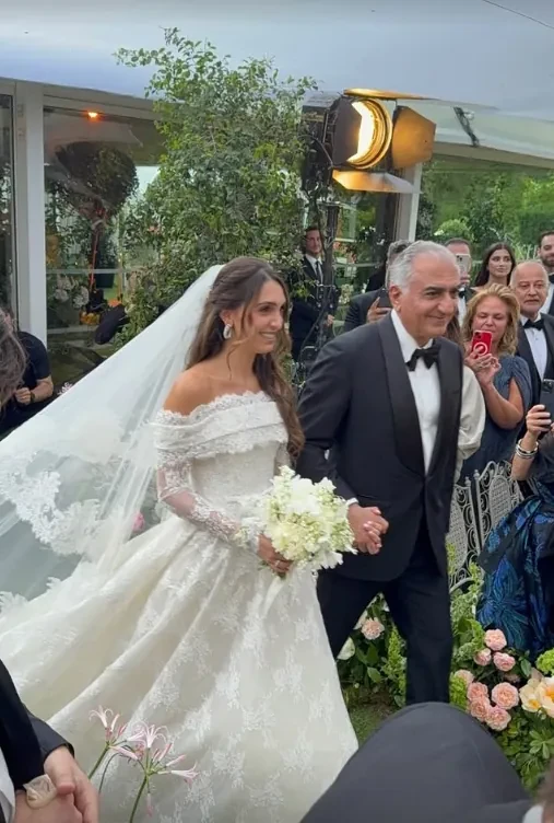 La princesa Imán de Irán, hija del pretendiente al Trono del Pavo Real, y nieta de la emperatriz Farah Pahlavi, se casa en una sofisticada y discreta ceremonia en París