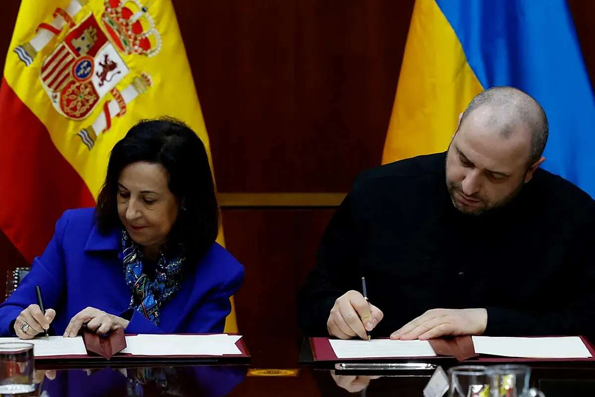 Ucrania compra material militar a España y Robles traslada a su homólogo su 