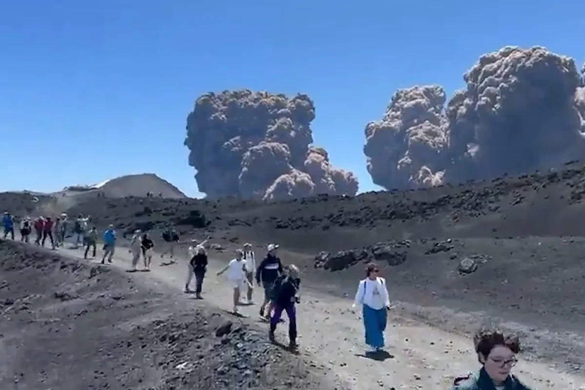 Varios turistas huyen despavoridos del Etna tras una violenta erupción que ha hecho colapsar parte del cráter