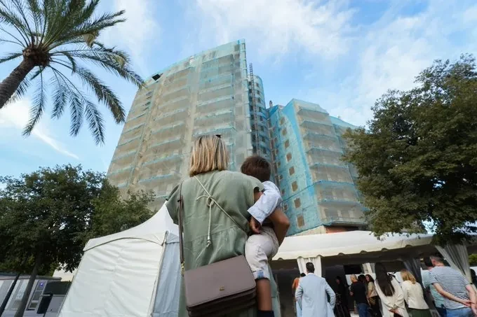Los vecinos del edificio incendiado en Campanar ponen la primera piedra: 