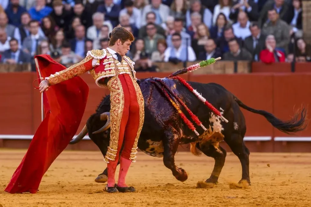 La alegría de Borja Jiménez se cuela por la única rendija del muro de Jandilla y la Maestranza se tira de cabeza