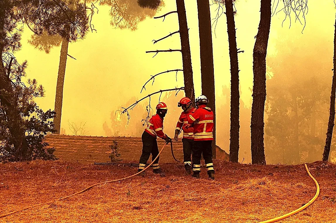 El fuego cruza fronteras en Galicia: patrullas de nueve localidades lusas esperan el incendio español