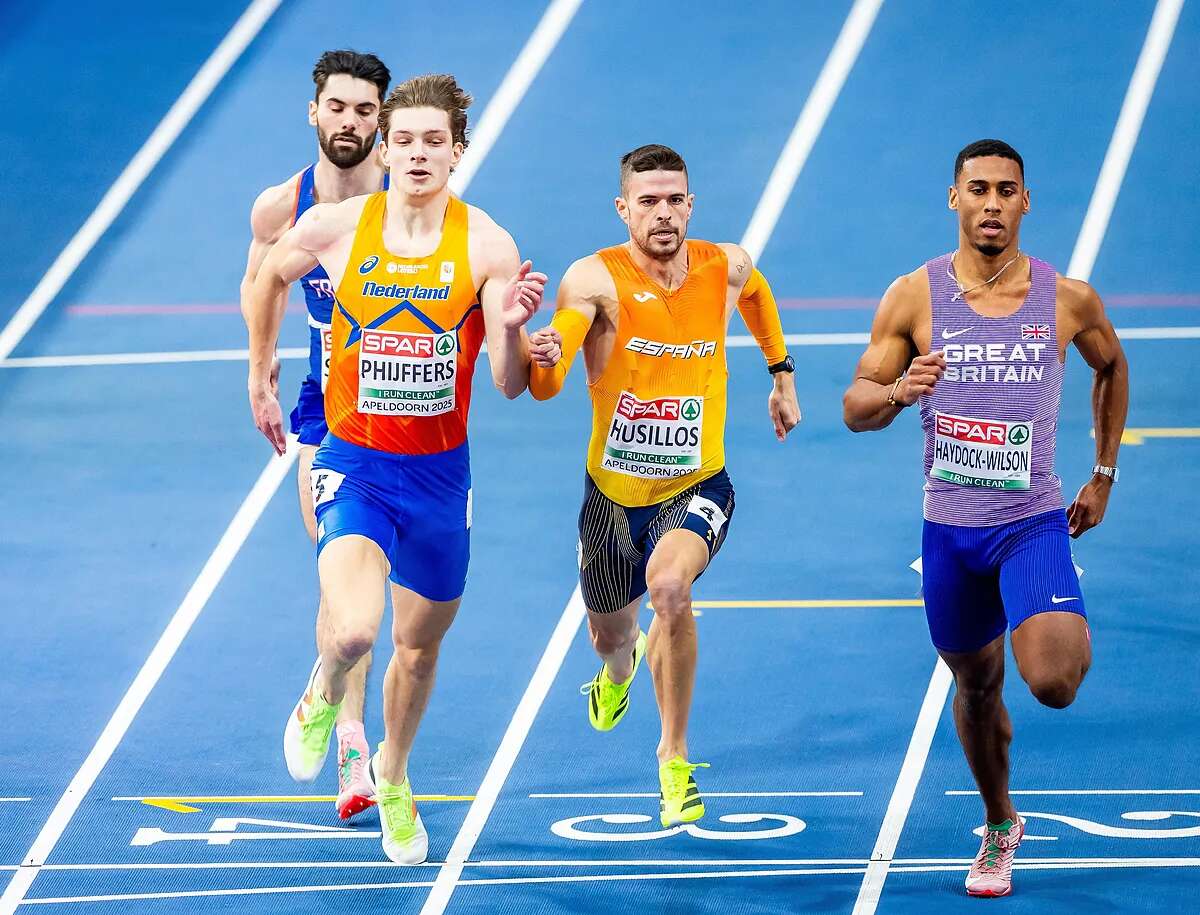 Una remontada entre gigantes entrega a España la plata en el relevo 4x400 masculino del Europeo indoor