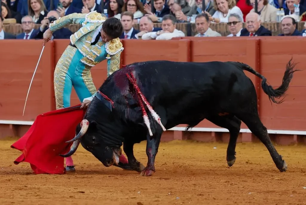 Todo para Roca Rey en Sevilla: lote de Puerta del Príncipe, triunfo menor