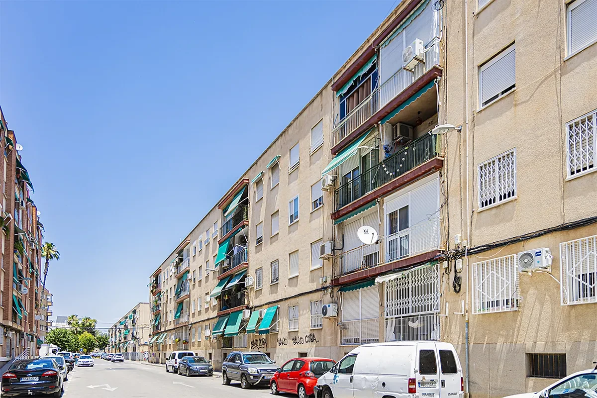 La familia marroquí que ganó en una subasta el piso de los crímenes de la catana: 