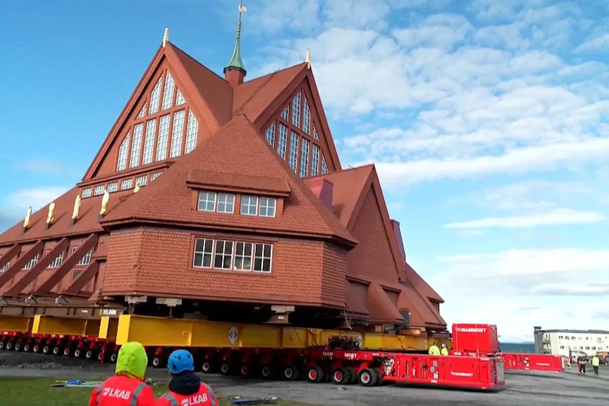 Trasladan 5 kilómetros una histórica iglesia sueca de 600 toneladas de madera roja