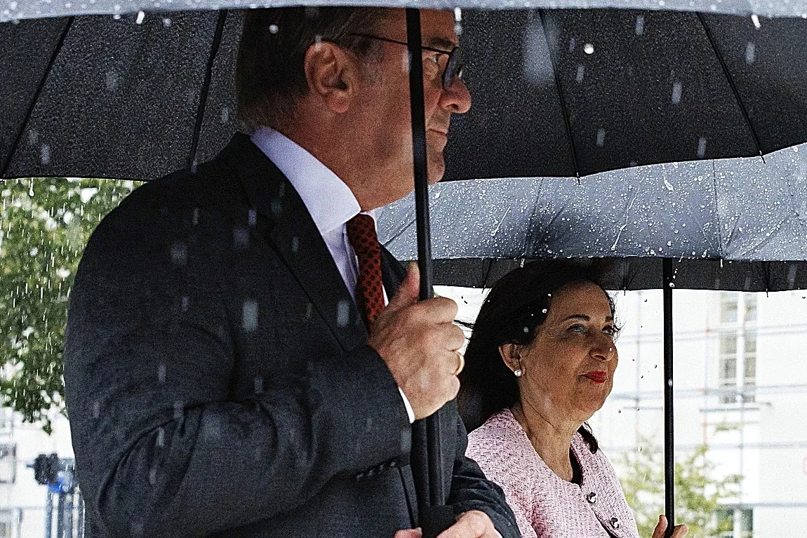 España es el tercer país que más militares pierde de los 10 grandes pero el Gobierno mantendrá su 
